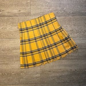 Mini skirt yellow pleated schoolgirl
